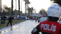 Výbuch auta naloženého trhavinami v tureckém městě Izmir zaměstnal policisty i záchranáře