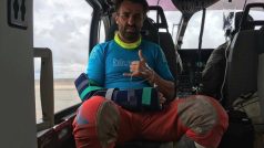 Ivan Jakeš na cestě helikoptérou do bivaku. Má zlomené zápěstí