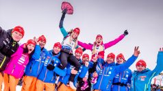 Gabriela Koukalová a Eva Puskarčíková na ramenech českého týmu
