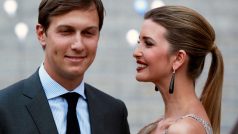 Jaredu Kushnerovi, zeti Donalda Trumpa, stojí v cestě do Bílého domu problém: zákon o nepotismu z roku 1967. (Na archivním snímku z roku 2012 Kushner s manželkou Ivankou Trumpovou).