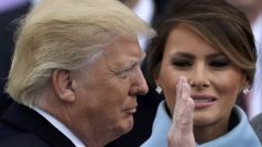 Nový první pár USA: Melania Trumpová pozoruje, jak její manžel Donald skládá přísahu jako 45. prezident Spojených států.