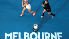 Lucie Šafářová a Bethanie Matteková-Sandsová při oslavném tanečku