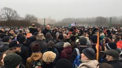 Demonstrující, kteří nechtějí svěřit správu chrámu církvi