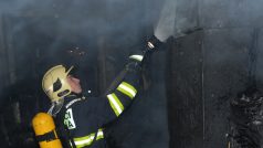 Hasiči zasahovali na pražském Žižkově. V bytě našli mrtvého muže
