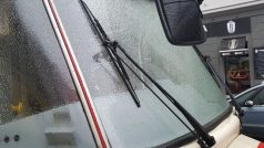 Namrzlé čelní sklo tramvaje