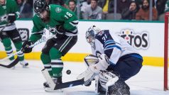 Ondřej Pavelec v akci proti Patricku Eavesovi