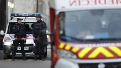 Policie a záchranáři na místě útoku.