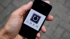 Logo aplikace Uber na chytrém telefonu.