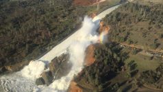 Přehrada Oroville v severní Kalifornii, které hrozí protržení.