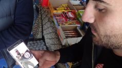 Munír se účastnil s křesťanskými jednotkami osvobozování Karakóše, na fotce v mobilu je s ukořistěnou vlajkou organizace Islámský stát