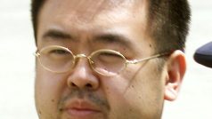 Muž pokládaný za Kim Čong-nama v doprovodu policie nastupuje do letadla během deportace z Japonska na tokijském letišti Narita (archivní snímek z roku 2001).