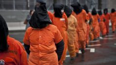 Demonstranti v charakteristických oranžových uniformách požadují uzavření věznice Guantánamo (archivní snímek z roku 2011).