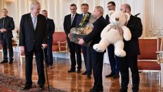Prezident Miloš Zeman se sešel s hejtmany. K Valentýnovi dostal plyšového medvěda