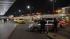 Terminál 2 na Letišti Václava Havla uzavřen kvůli nahlášené bombě.