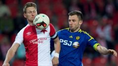 Útočník Slavie Milan Škoda (vlevo) v souboji s Jiřím Křejčím