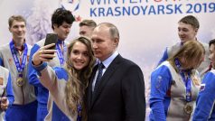 Ruský prezident Vladimir Putin se v Krasnojarsku fotil s medailisty ze Zimní univerziády 2017