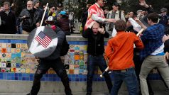 Příznivci a odpůrci prezidenta Trumpa v Berkeley