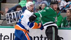 Hokejový útočník Radek Faksa (vpravo) v souboji s Calvinem de Haanem z New Yorku Islanders