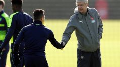 Arséne Wenger a Alexis Sánchez si na tréninku sice podali ruce, v týdnu se ale měli pohádat