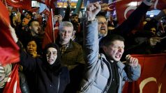 Demonstrace před tureckým konzulátem v Rotterdamu