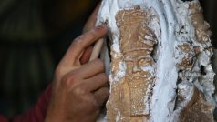 Snímek z února 2017 zachycuje 18letého křesťana Ninose, který uprchl před džihádisty ze svého domova poblíž Mosulu. V kurdistánském Irbílu vytváří repliku historické asyrské sochy, jedné z mnoha, které ozbrojenci IS zničili v ruinách starobylého Ninive.