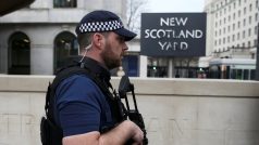 Britský policista před sídlem Scotland Yardu