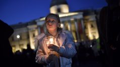 Tisíce Londýňanů na Trafalgarském náměstí uctily památku obětí středečního útoku.