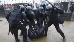 Běloruská policie zatýkala účastníky &quot;pochodu rozhořčených Bělorusů&quot;