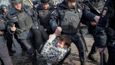 Zásah proti opozičním demonstrantům v Moskvě.