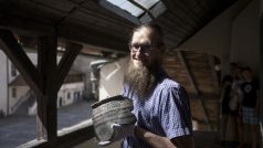 Archeolog Vlastimil Král s nálezem z lokality Častavín