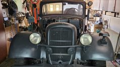 Gestapácké auto. Už 13 let opravují hasiči v Osečnici automobilového veterána z roku 1943