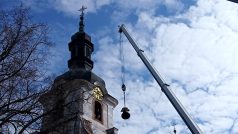 Návrat opraveného zvonu do kostela v Cítolibech