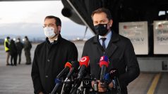 Slovenský premiér Igor Matovič (vpravo) na letišti v Košicích, kde přistála první zásilka ruské vakcíny Sputnik V