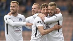 Fotbalisté Slovácka se radují z jednoho z pěti gólů vstřelených do sítě Příbrami