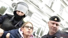Právnička Ljubov Sobolová v rukou ruské policie