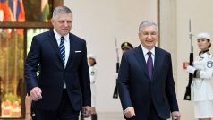 Prezident Uzbekistánu Šavkat Mirzijojev (vpravo) podepsal se slovenským premiérem Robertem Ficem prohlášení o navázání strategického partnerství mezi Uzbekistánem a Slovenskem