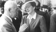 Předsedkyně Rady československých žen Milada Horáková s prezidentem Edvardem Benešem v roce 1947