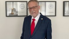 Jaroslav Bašta odpovídal na dotazy ze sociálních sítí a pak ještě sledujícím zarecitoval báseň Jiřího Suchého