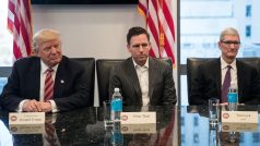 Zleva Donald Trump, podnikatel Peter Thiel a Tim Cook, generální ředitel společnosti Apple