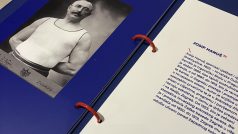 Autoři výstavy doplnili stálou muzejní expozici nejen o historické předměty a fotografie, ale také o šedesátku životopisů osobností českého původu