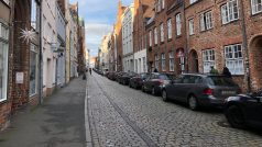 Lüubeck, Glockengießerstraße. Na pravé straně Dům Günthera Grasse (s bílým průčelím)