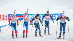 Michal Krčmář (druhý zleva) předával Mikuláši Karlíkovi štafetu na pátém místě. Na této pozici česká smíšená štafeta závod i dokončila