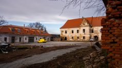 Chátrající zámek Bzí u Dolního Bukovska na Českobudějovicku začalo opravovat architektonické studio Loxia