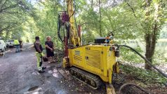 U hráze Slapské přehrady pracují vrtaři