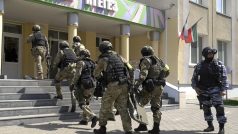 V tatarském městě Kazaň zabil osamělý střelec sedm dětí a dva dospělé
