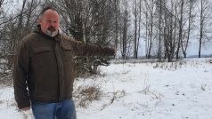 Karel Dvořák ukazuje na místo, kde má vzniknout parkoviště pro karavany