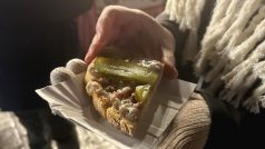 Tradičně se na chleba dává kombinace sádla, škvarků a kvašené okurky