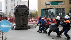 Ruští záchranáři v Novosibirsku vyprošťují auto ze závrtu