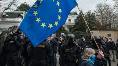 Demonstrace před ruskou ambasádou v Praze.