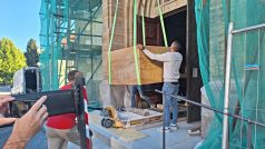 Do kostela svatého Bartoloměje v Pardubicích přivezli nový mohutný pískovcový oltář